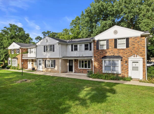 5062 W Colonial Ct, Greenfield, WI 53220