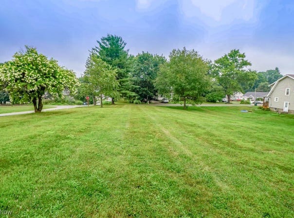 Pine Street NW, Uniontown, OH 44685