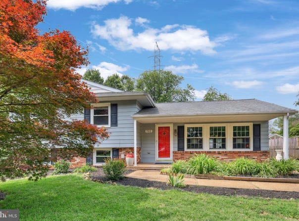 702 WILLIAMSBURG ROAD, STERLING, VA 20164