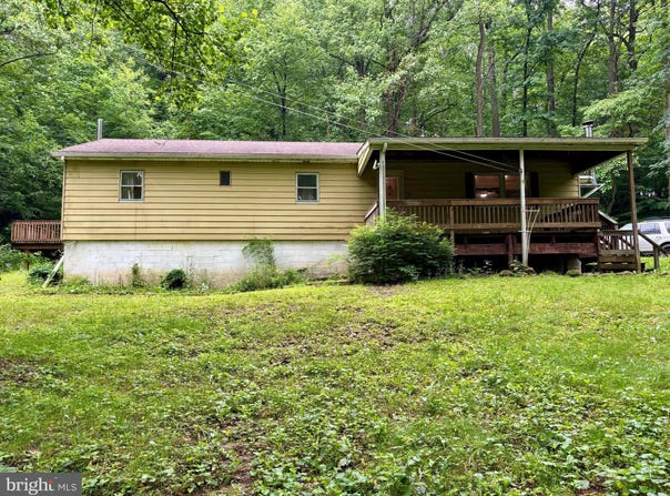 149 SMOKETOWN ROAD, MERTZTOWN, PA 19539