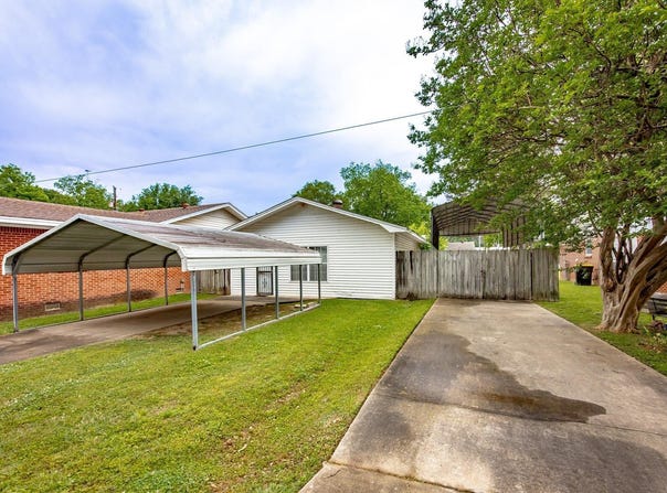 1003 E Homan, England, AR 72046