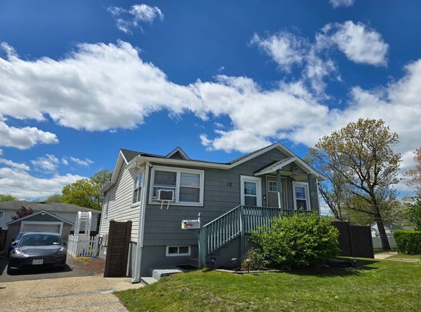 15 Deauville Blvd, Copiague, NY 11726