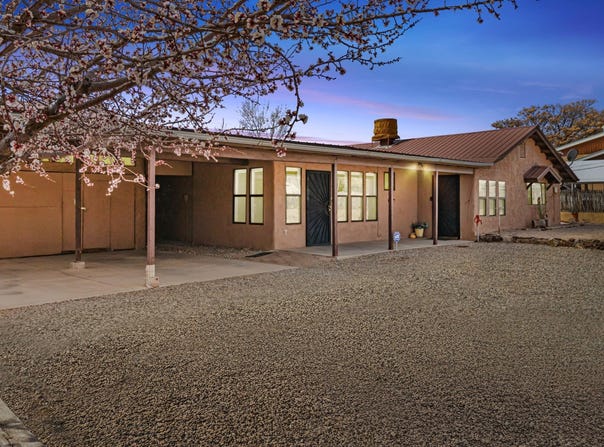902 Calle Loma, Espanola, NM 87532