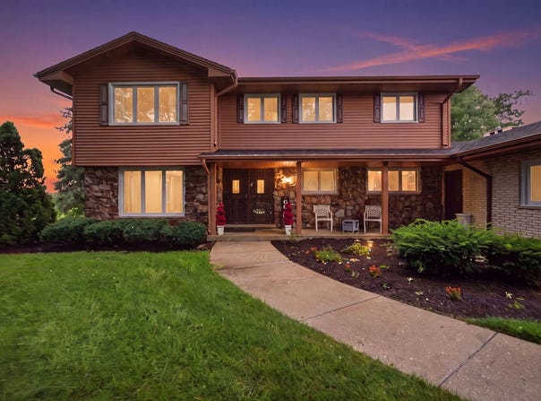 8430 Carriage Green Drive, Darien, IL 60561