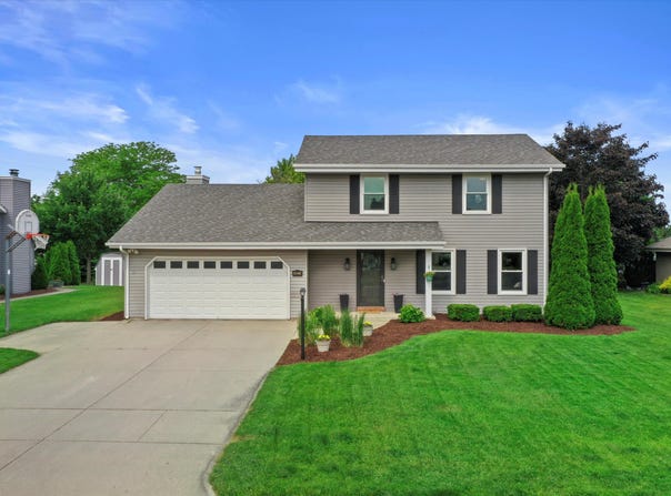 W163n10515 Ridgeview Ln, Germantown, WI 53022