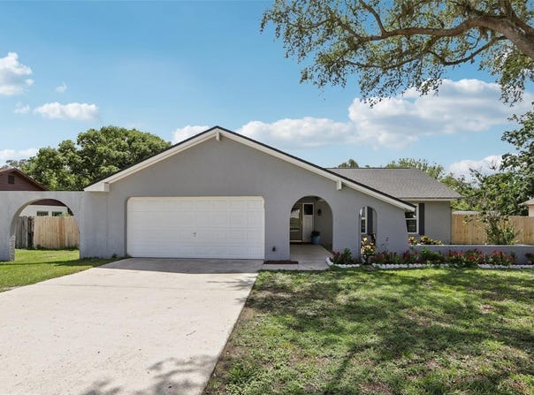 1009 BLACK KNIGHT Drive, VALRICO, FL 33594