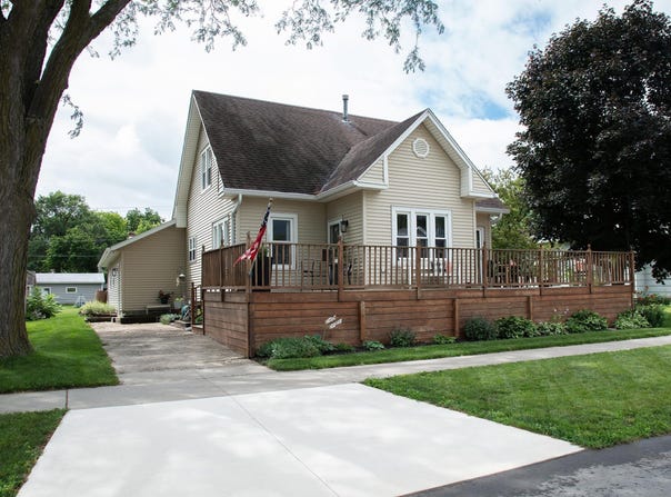 1127 Parriott, Aplington, IA 50604