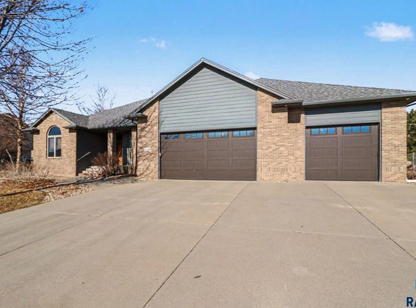 1004 Laquinta St, Sioux Falls, SD 57108