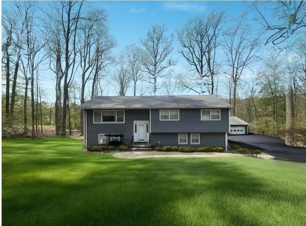 8 Dawn Lane, Airmont, NY 10901