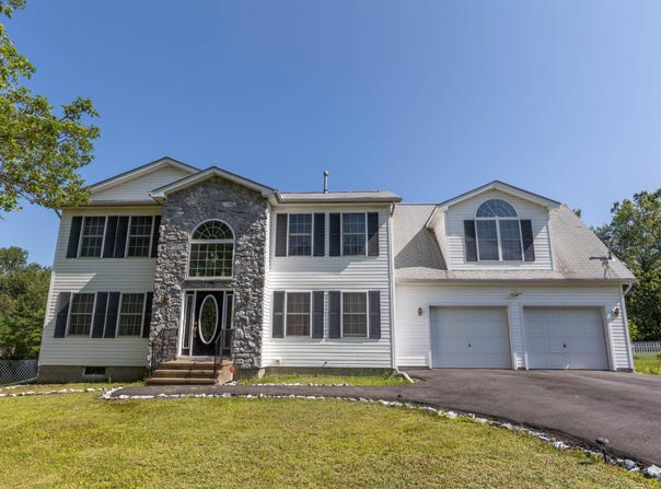 1149 Glade Drive, Long Pond, PA 18334