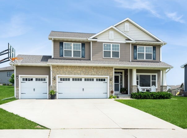 1693 Lakeview Drive, Pleasant Hill, IA 50327
