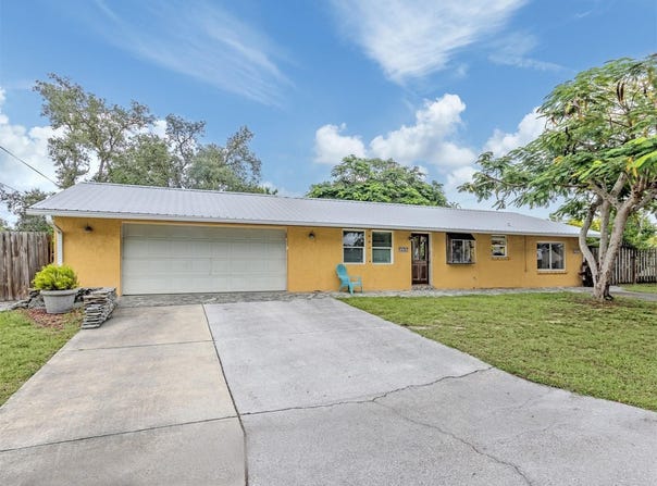 990 FLORENCE Street, NOKOMIS, FL 34275