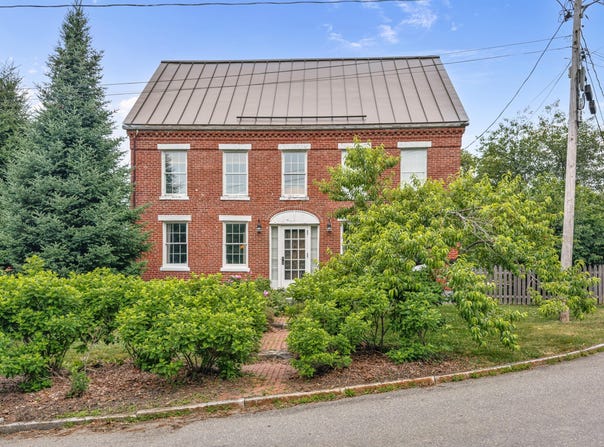 28 Pleasant Street, Waldoboro, ME 04572