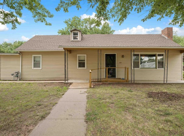 407 S 6th St, Sterling, KS 67579