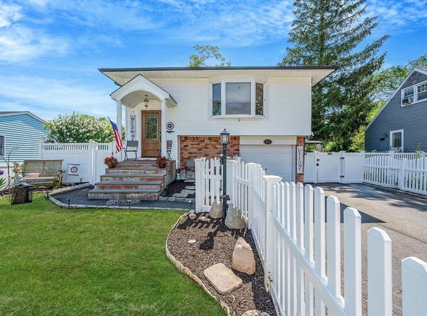 511 N Delaware Avenue, Lindenhurst, NY 11757