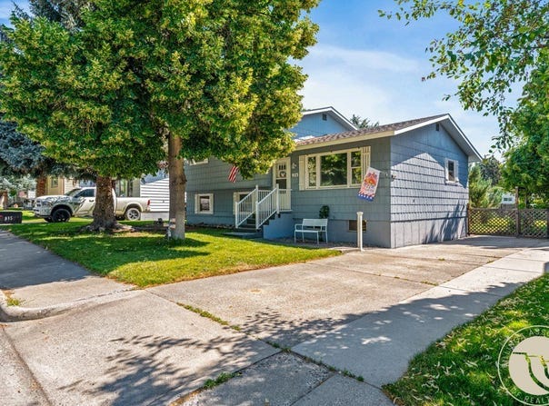 915 8th Avenue, Laurel, MT 59044