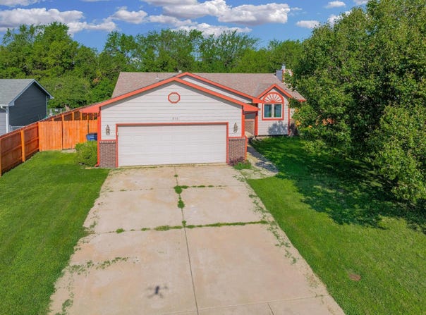 815 N Meadow Rd, Valley Center, KS 67147