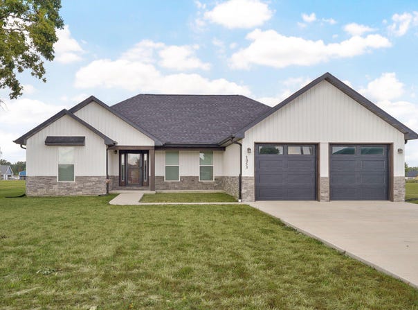 1053 W Thoroughfare Street, Seymour, MO 65746