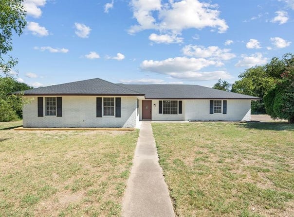 102 Lakecrest Place, Waxahachie, TX 75165