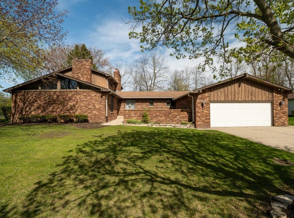9 Sandalwood Ct, Wind Point, WI 53402