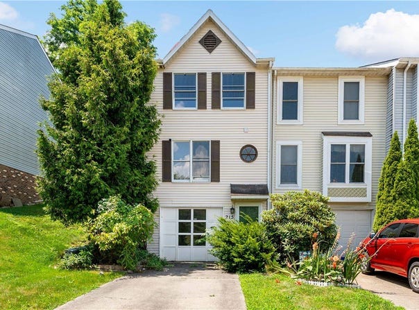 215 Hawthorne Dr, North Fayette, PA 15071