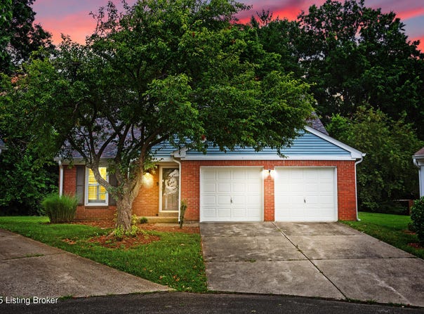 8724 Deer Point Ct, Louisville, KY 40242