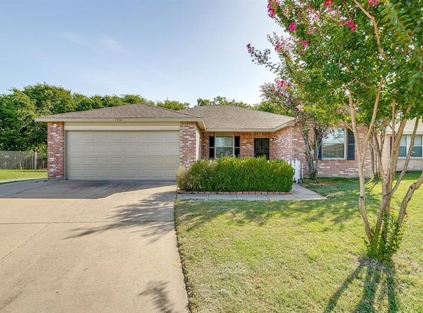 1516 Windy Meadows Drive, Burleson, TX 76028
