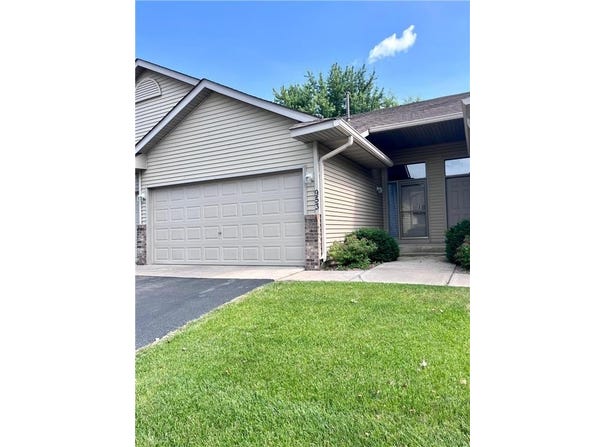 953 14th Lane SE, Cambridge, MN 55008
