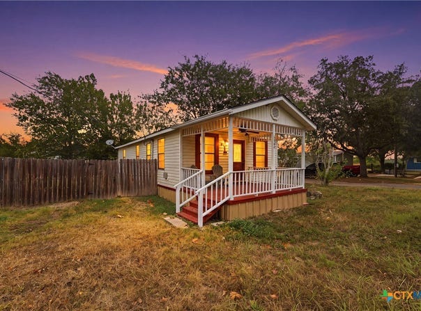 1904 Dreyer Lane Street, Gonzales, TX 78629