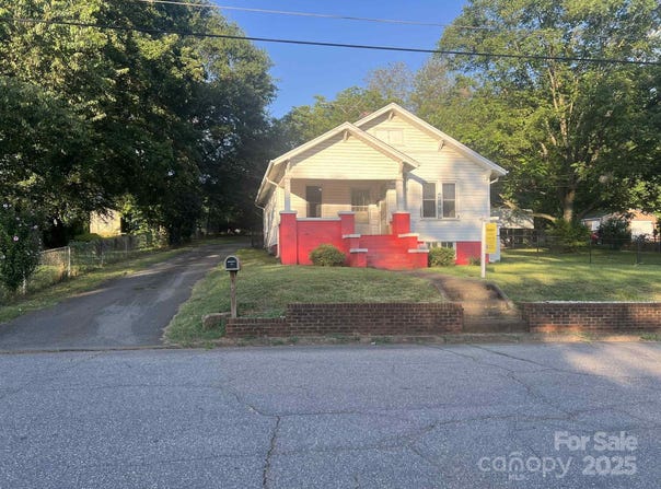 325 N Caldwell Avenue, Newton, NC 28658