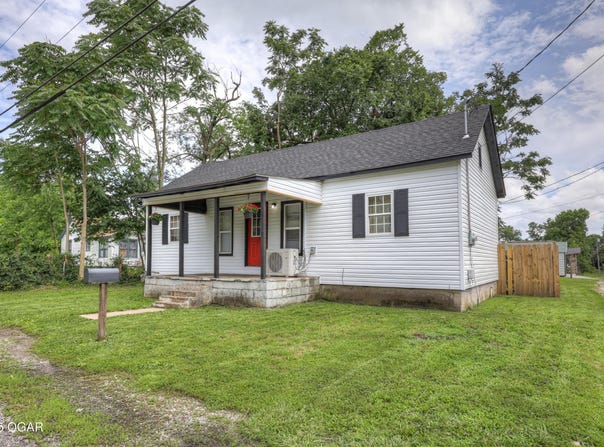 421 W 6th Street, Baxter Springs, KS 66713