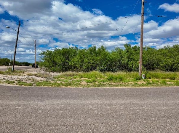 16 Borjon Dr, Eagle Pass, TX 78852
