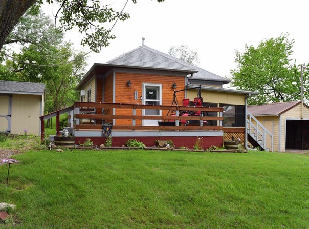 211 Barrett Ave S, Wessington Springs, SD 57382