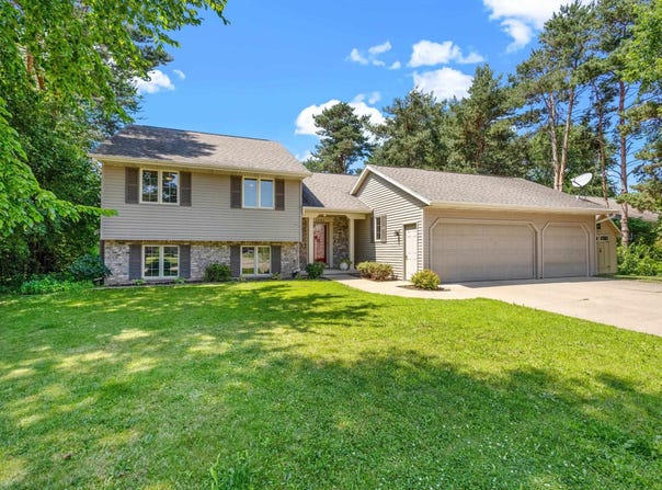 1282 FIELDVIEW Drive, MENASHA, WI 54952
