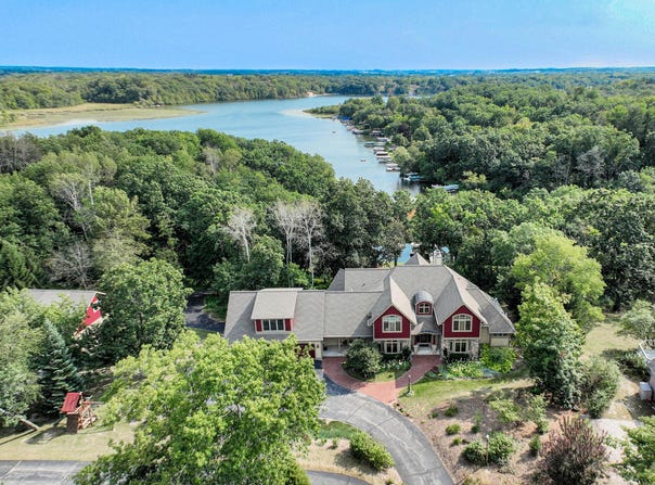 W1969 Itsa Little Rd, Mukwonago, WI 53149