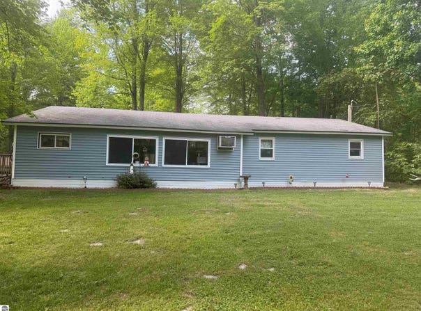 2100 W Jennings Road, Lake City, MI 49651