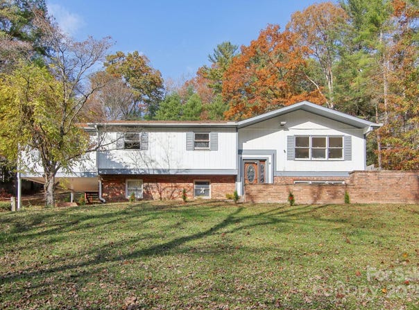 821 Anne Avenue W, Hendersonville, NC 28739