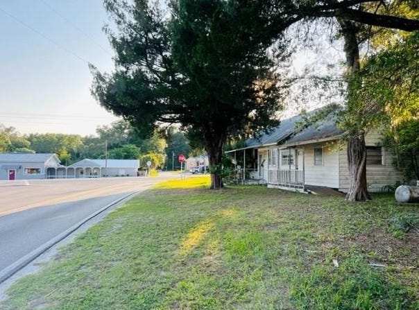 1010 Main St, Bell, FL 32619
