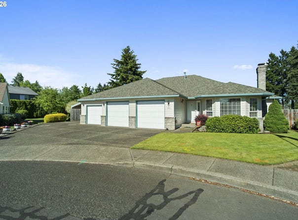 1820 N LAURELWOOD Loop, Canby, OR 97013