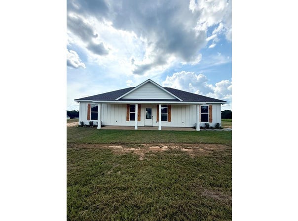 31 Governors Circle, Poplarville, MS 39470