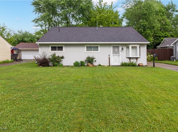 805 East Drive, Sheffield Lake, OH 44054