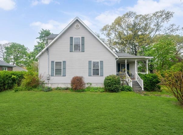 77 Woodhull Avenue, Riverhead, NY 11901