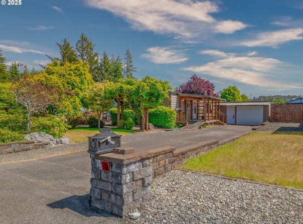 2925 KNOTT TER, Coos Bay, OR 97420