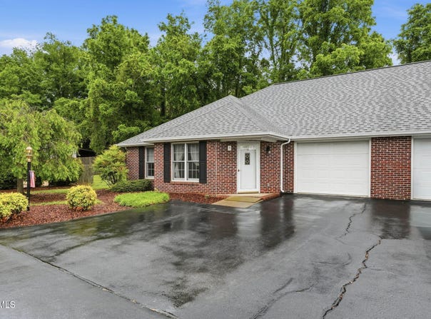 2425 E Lakeview Drive, Johnson City, TN 37601