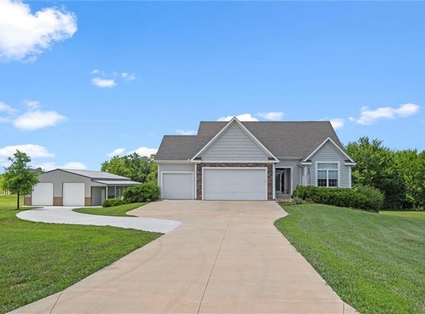 17311 Blue Moon Lane, Tonganoxie, KS 66086