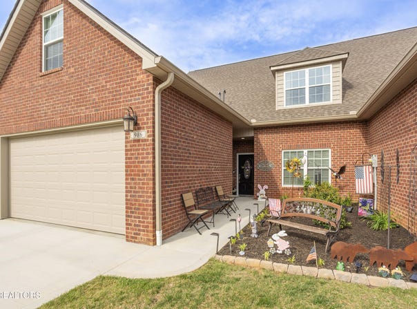986 Meadow Walk Lane, Lenoir City, TN 37772