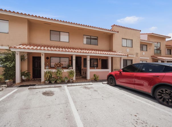 2710 W 60th Place, Hialeah, FL 33016