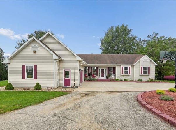 9902 Dutch Creek Drive, Anamosa, IA 52205