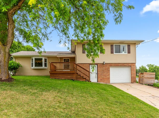 100 HILLSIDE Drive, MINDEN, IA 51553