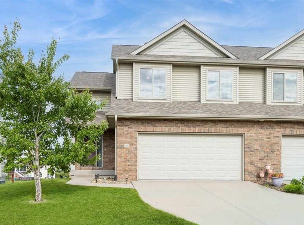 90 S Park Ridge Rd, NorthLiberty, IA 52317